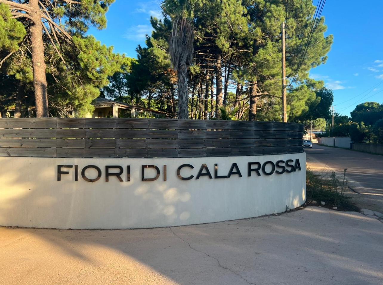 Fiori Di Cala Rossa Residence Hoteliere Lecci Bagian luar foto