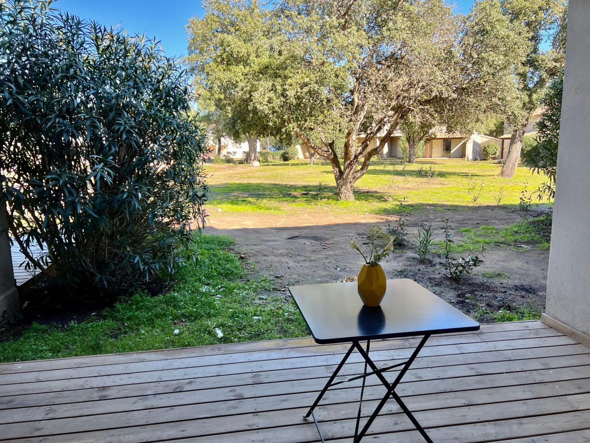 Fiori Di Cala Rossa Residence Hoteliere Lecci Bagian luar foto