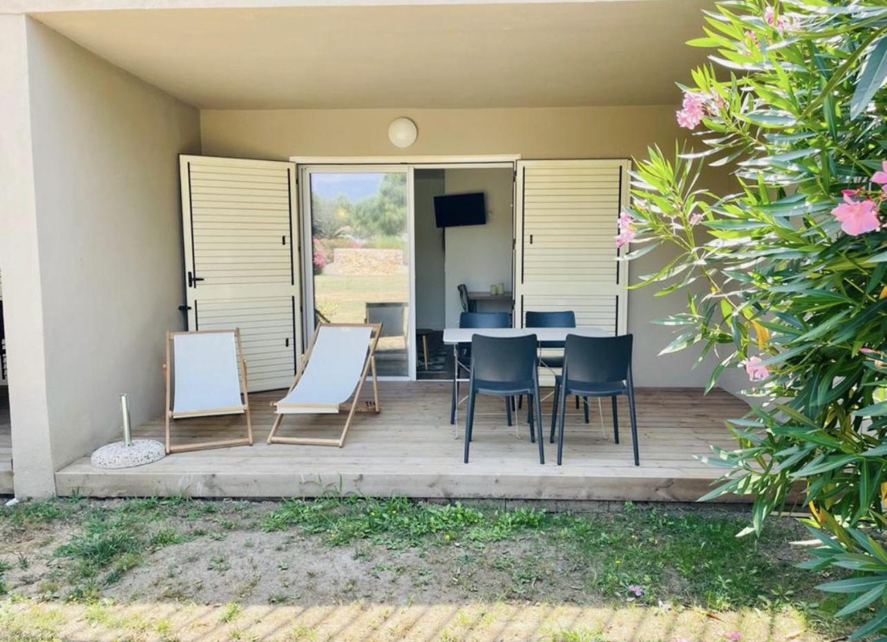 Fiori Di Cala Rossa Residence Hoteliere Lecci Bagian luar foto