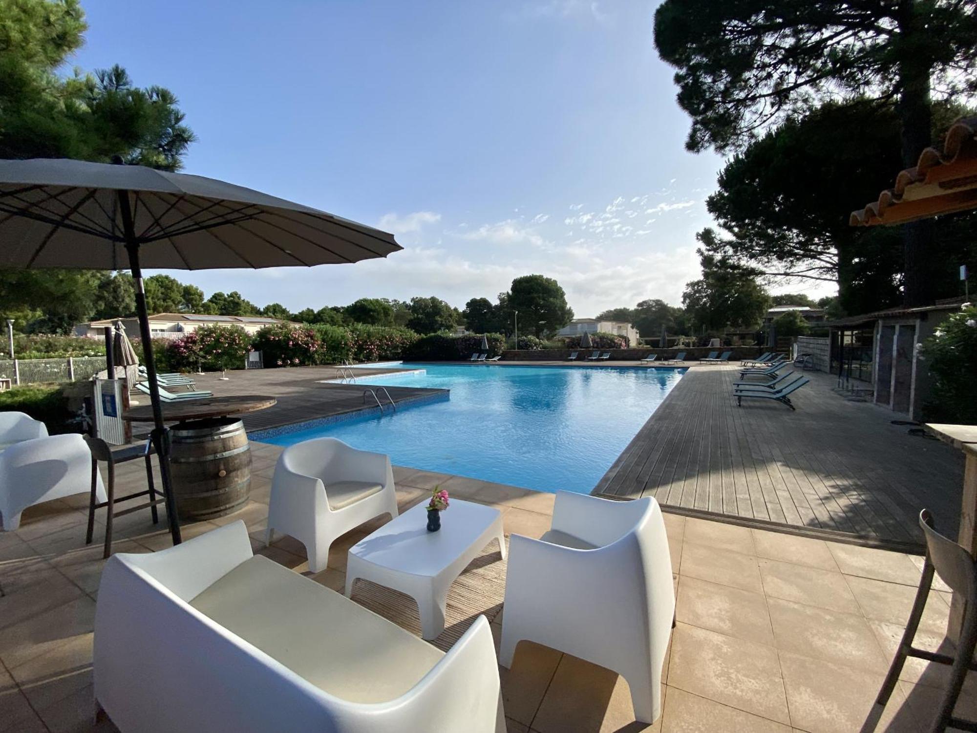 Fiori Di Cala Rossa Residence Hoteliere Lecci Bagian luar foto