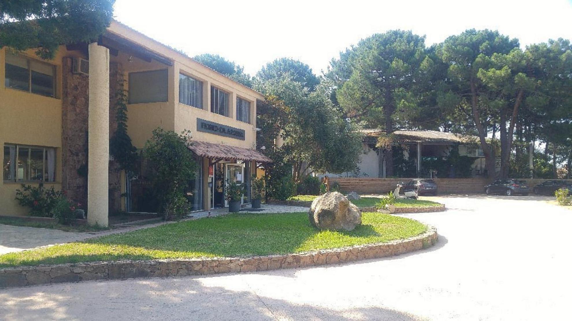 Fiori Di Cala Rossa Residence Hoteliere Lecci Bagian luar foto