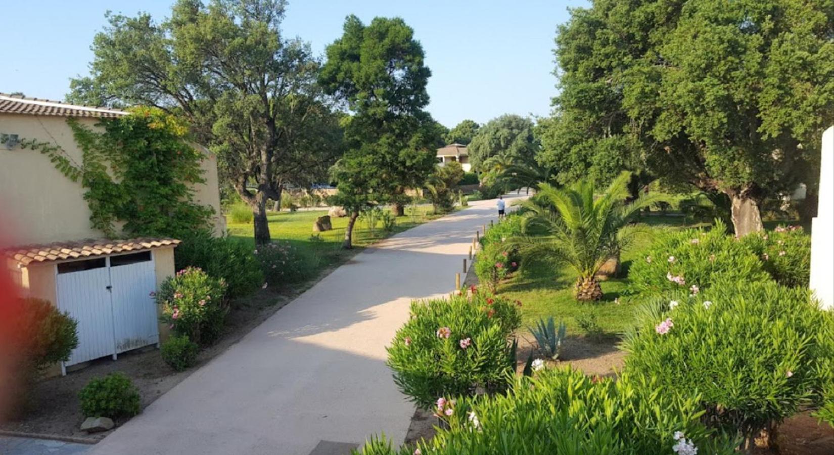 Fiori Di Cala Rossa Residence Hoteliere Lecci Bagian luar foto