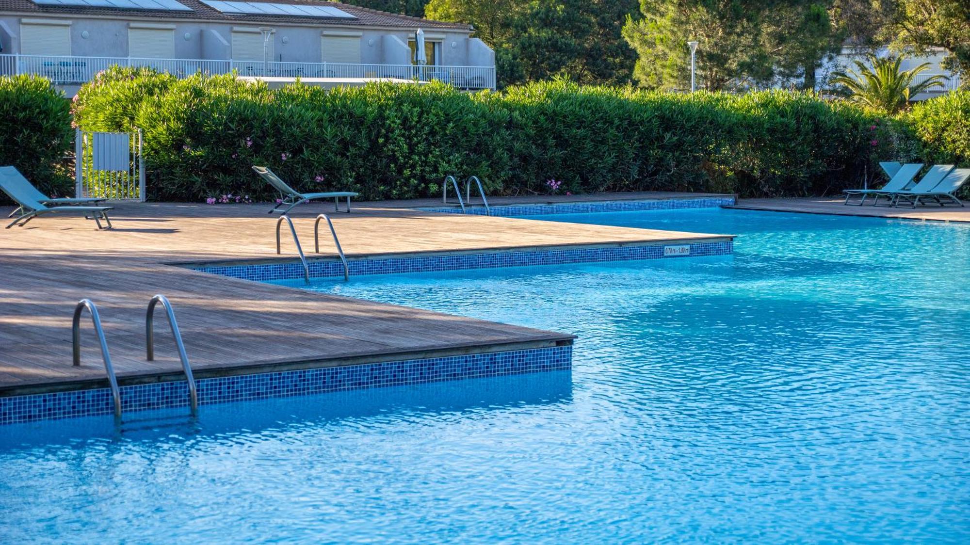 Fiori Di Cala Rossa Residence Hoteliere Lecci Bagian luar foto